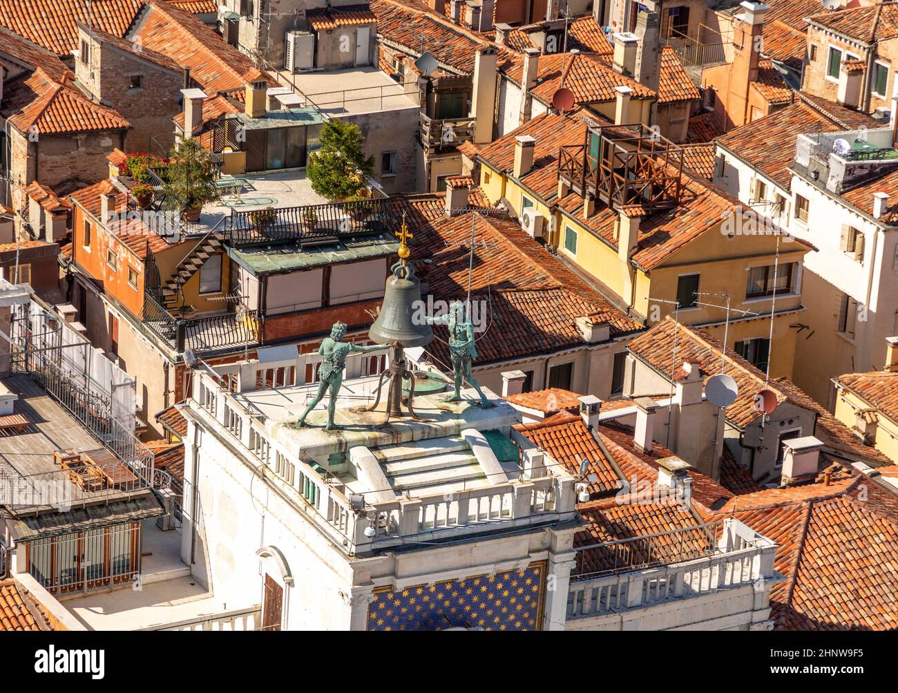 Vue sur la célèbre tour de l'horloge avec des hommes martelant sur la place Saint-Marc à Venise, Italie Banque D'Images