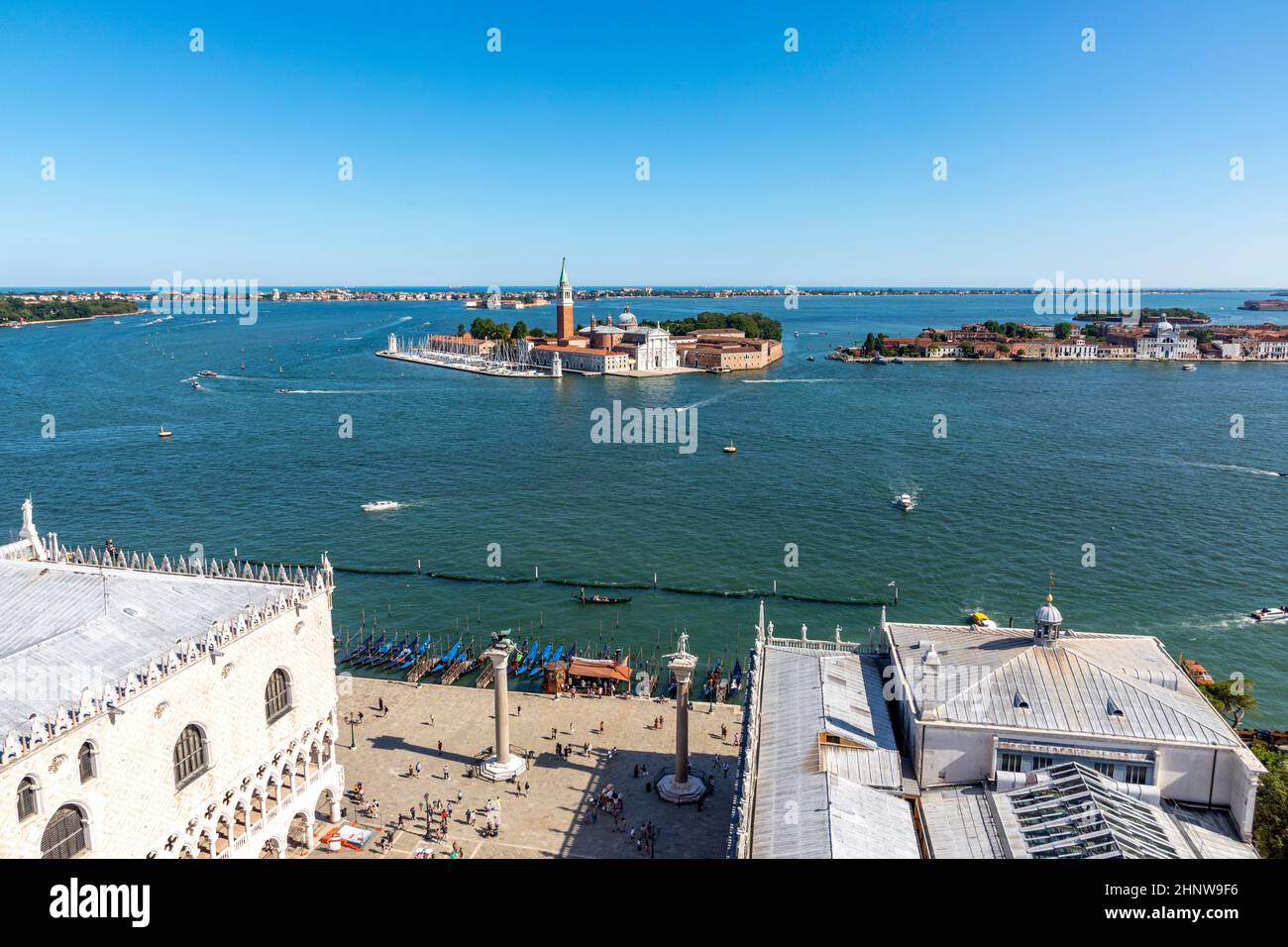 Vue panoramique sur la place Saint-Marc et l'île de San Giorgio Maggiore lors d'une journée ensoleillée à Venise, Italie Banque D'Images