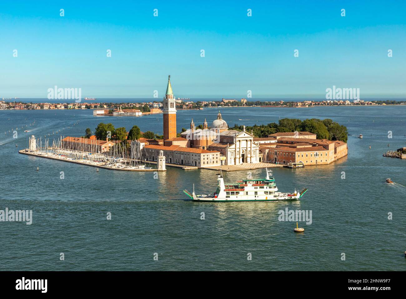Vue panoramique sur la place Saint-Marc et l'île de San Giorgio Maggiore lors d'une journée ensoleillée à Venise, Italie Banque D'Images