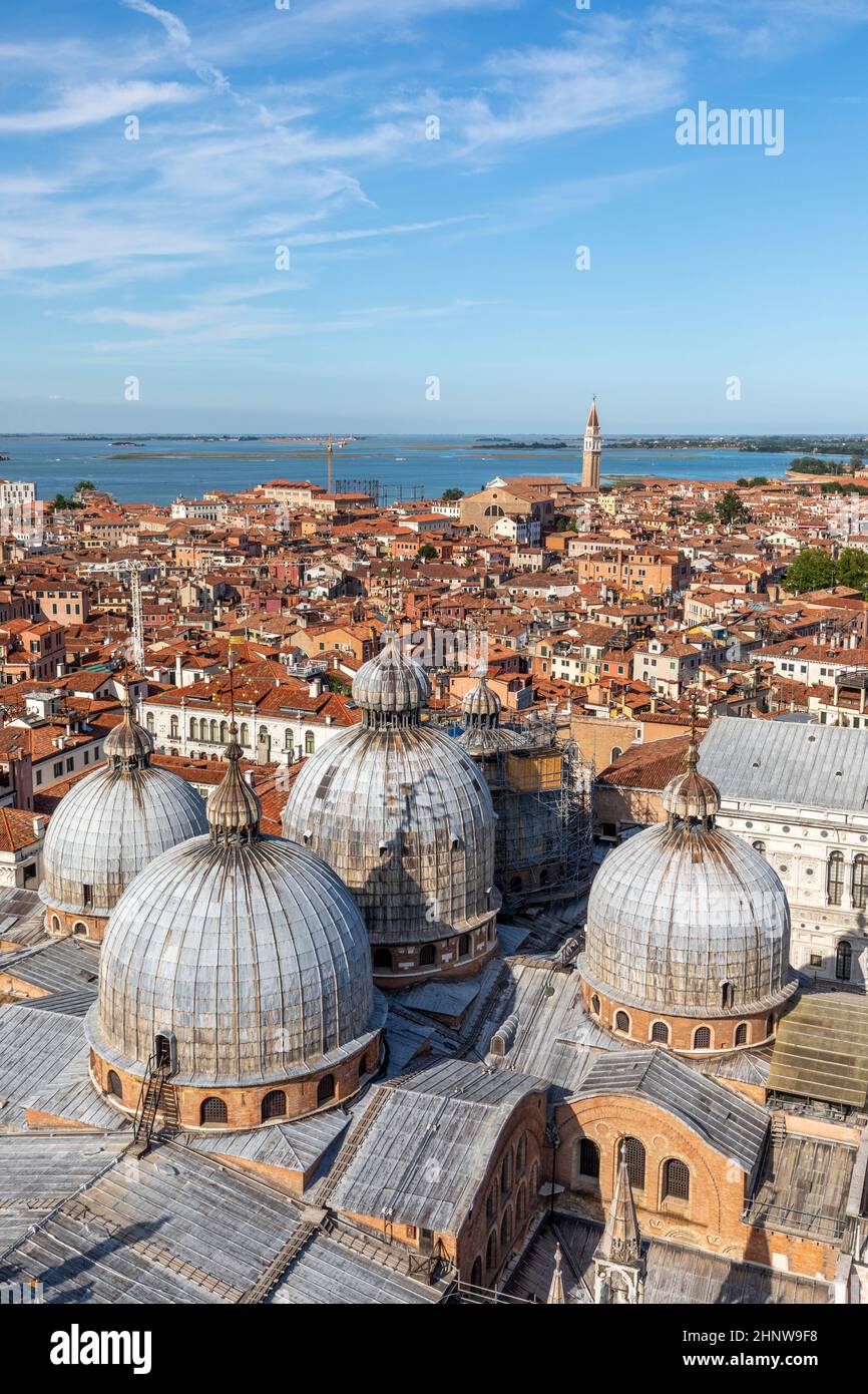 Vue panoramique sur le toit de la cathédrale saint-marc et les gratte-ciel de Venise, Italie Banque D'Images