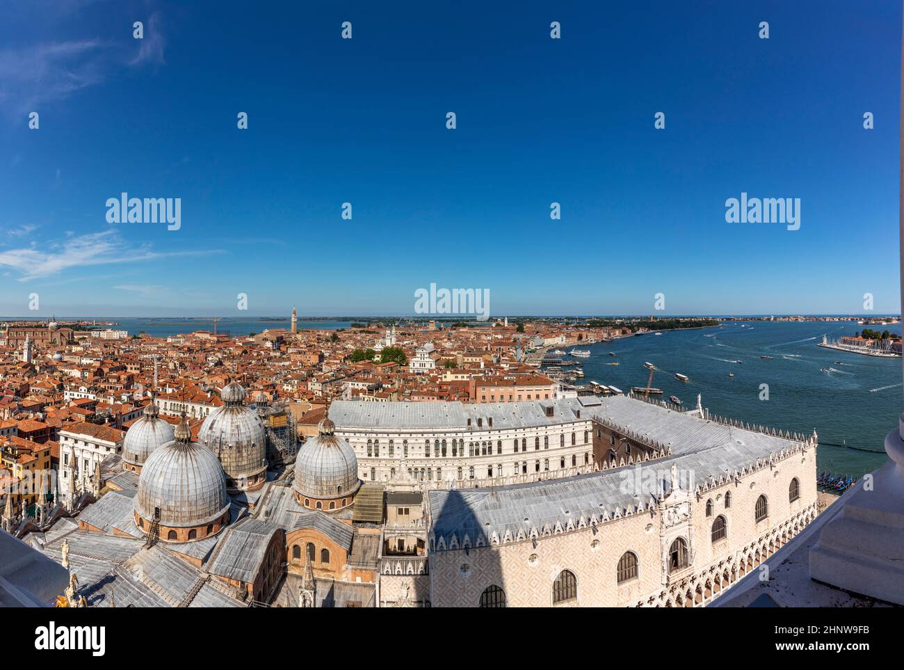 Vue panoramique sur le toit de la cathédrale saint-marc et les gratte-ciel de Venise, Italie Banque D'Images