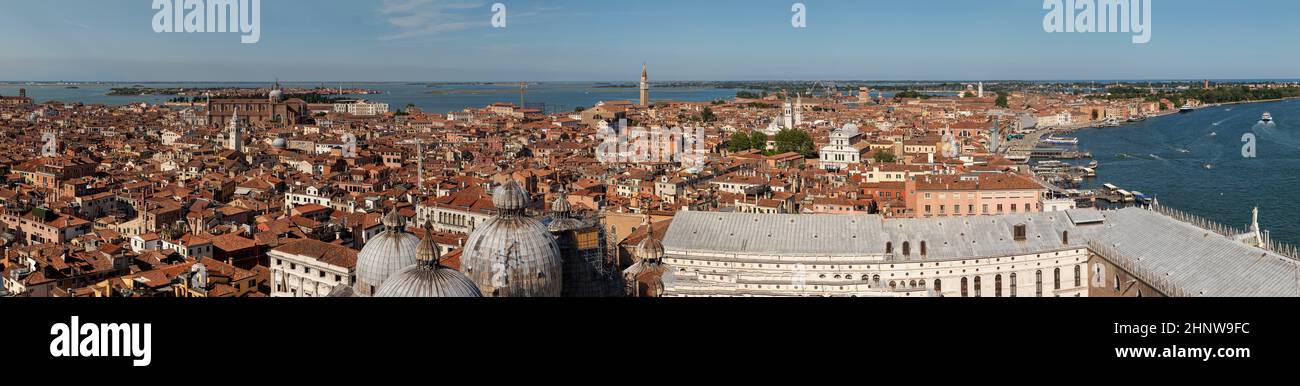Vue panoramique sur le toit de la cathédrale saint-marc et les gratte-ciel de Venise, Italie Banque D'Images
