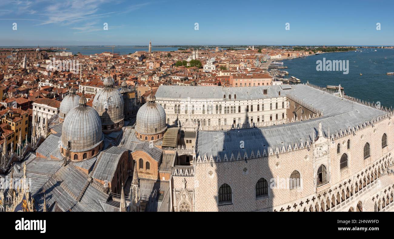 Vue panoramique sur le toit de la cathédrale saint-marc et les gratte-ciel de Venise, Italie Banque D'Images
