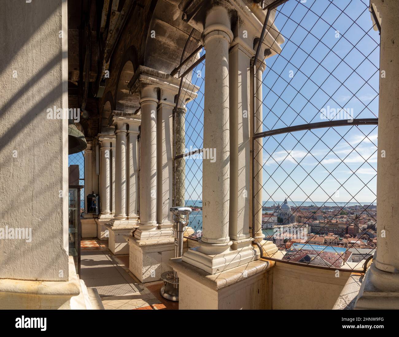 Vue depuis le beffroi du campanile de Saint-Marc jusqu'à l'horizon de Venise, en Italie Banque D'Images