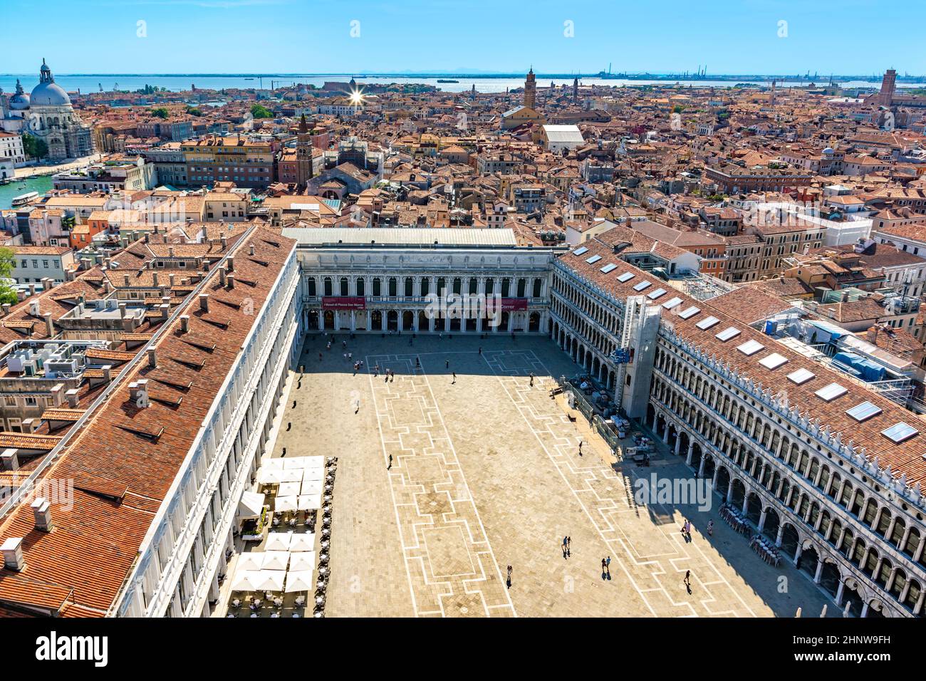 Vue panoramique sur le toit de la cathédrale saint-marc et les gratte-ciel de Venise, Italie Banque D'Images