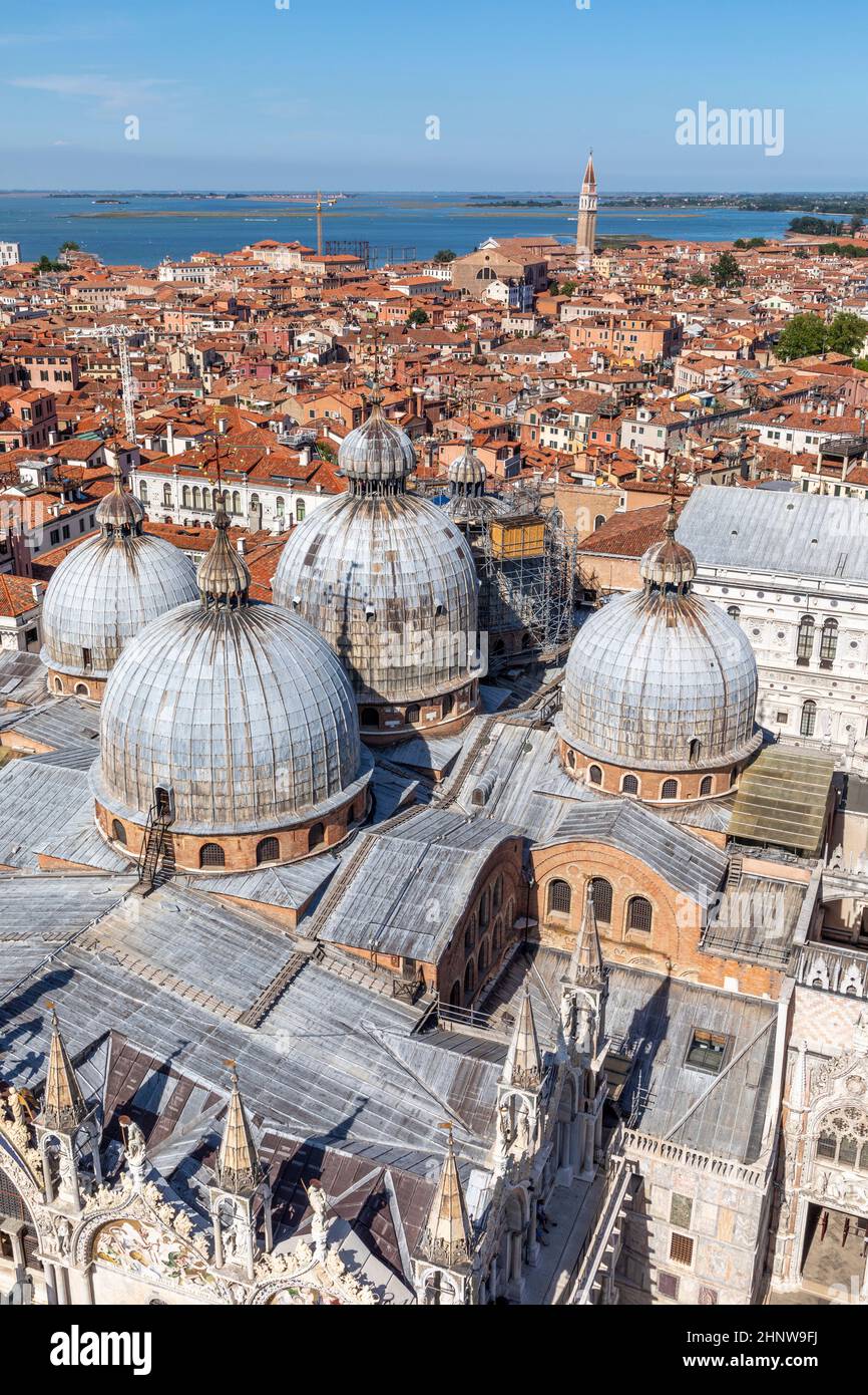 Vue panoramique sur le toit de la cathédrale saint-marc et les gratte-ciel de Venise, Italie Banque D'Images