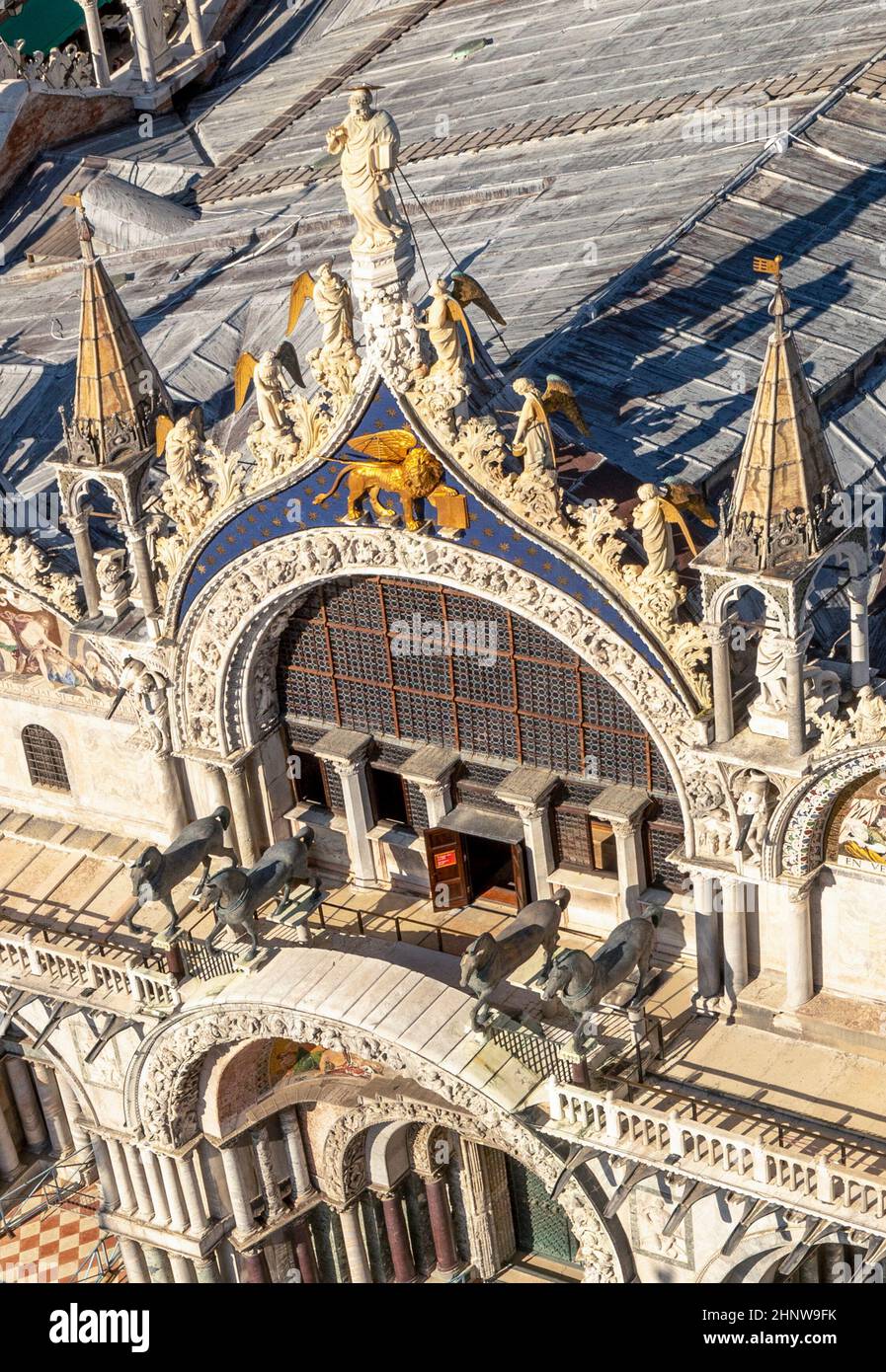 Vue panoramique sur le toit de la cathédrale saint-marc et les gratte-ciel de Venise, Italie Banque D'Images