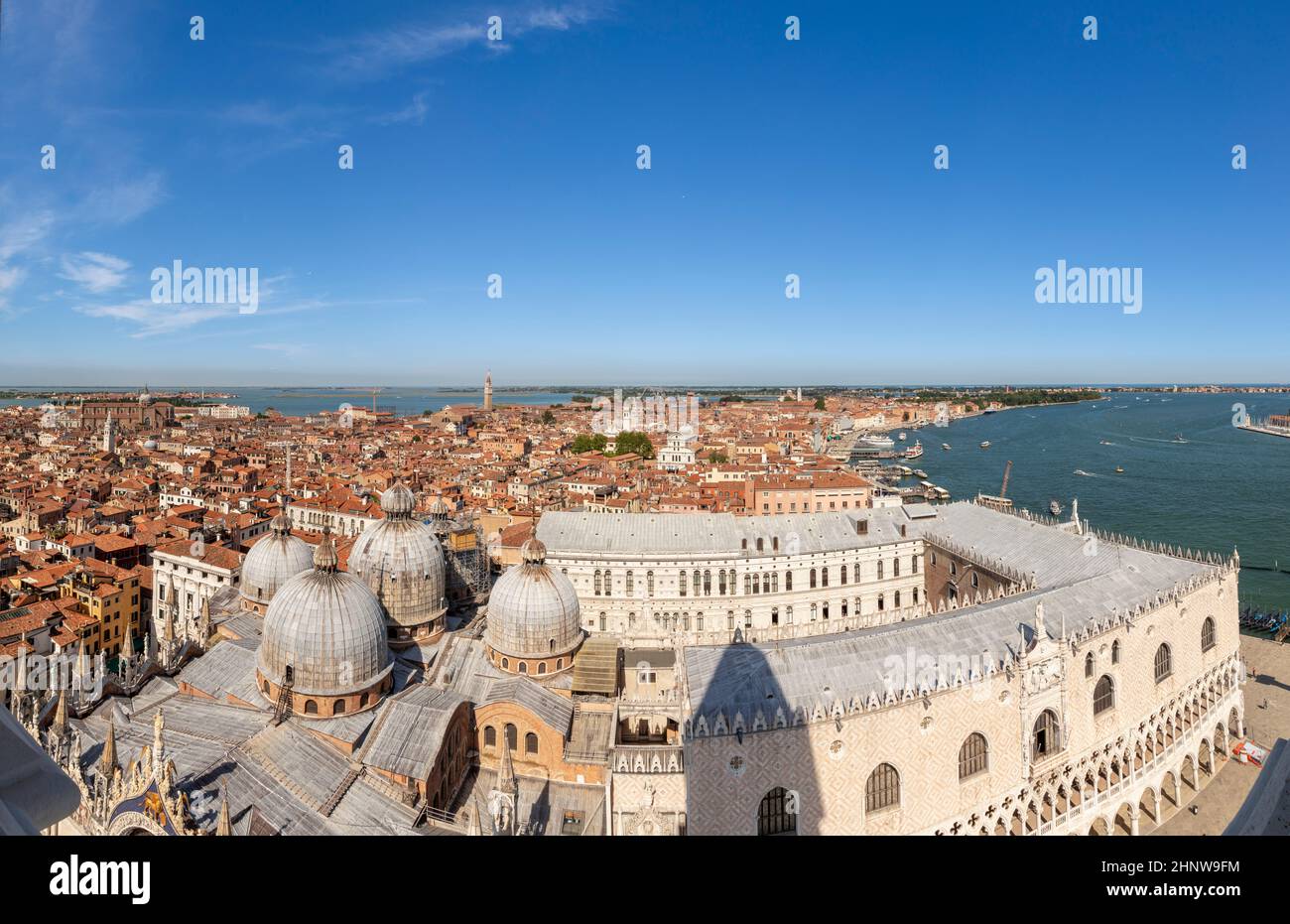 vue panoramique sur le toit de st.La cathédrale de Mark et le palais des doges et les gratte-ciel de Venise, en Italie Banque D'Images