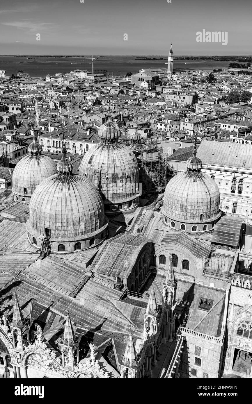 Vue panoramique sur le toit de la cathédrale saint-marc et les gratte-ciel de Venise, Italie Banque D'Images