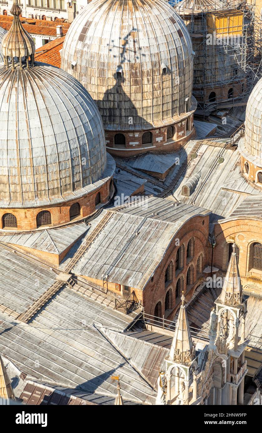 Vue panoramique sur le toit de la cathédrale saint-marc et les gratte-ciel de Venise, Italie Banque D'Images