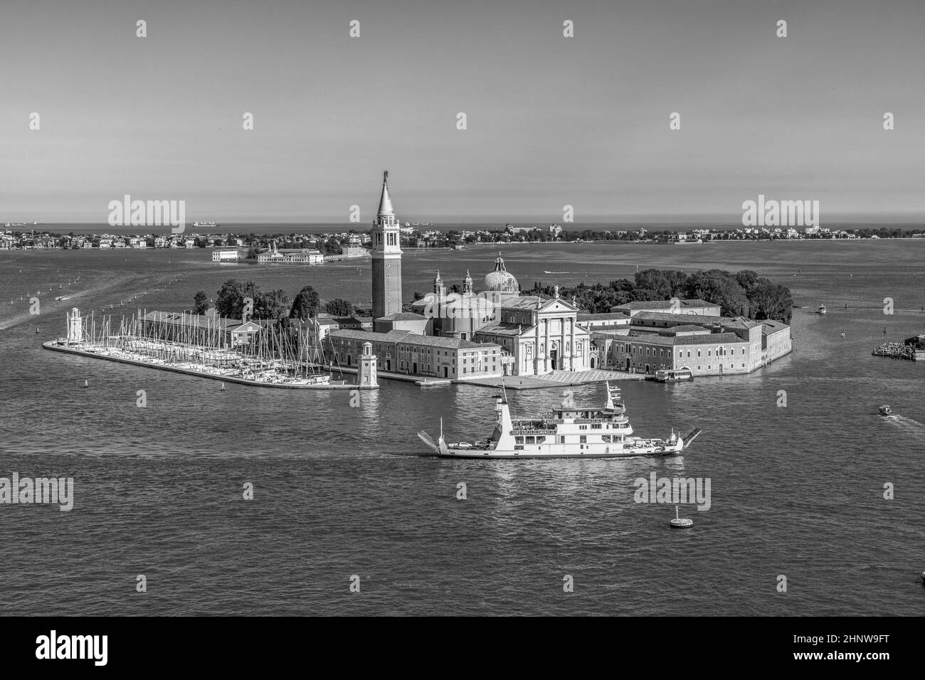 Vue panoramique sur la place Saint-Marc et l'île de San Giorgio Maggiore lors d'une journée ensoleillée à Venise, Italie Banque D'Images