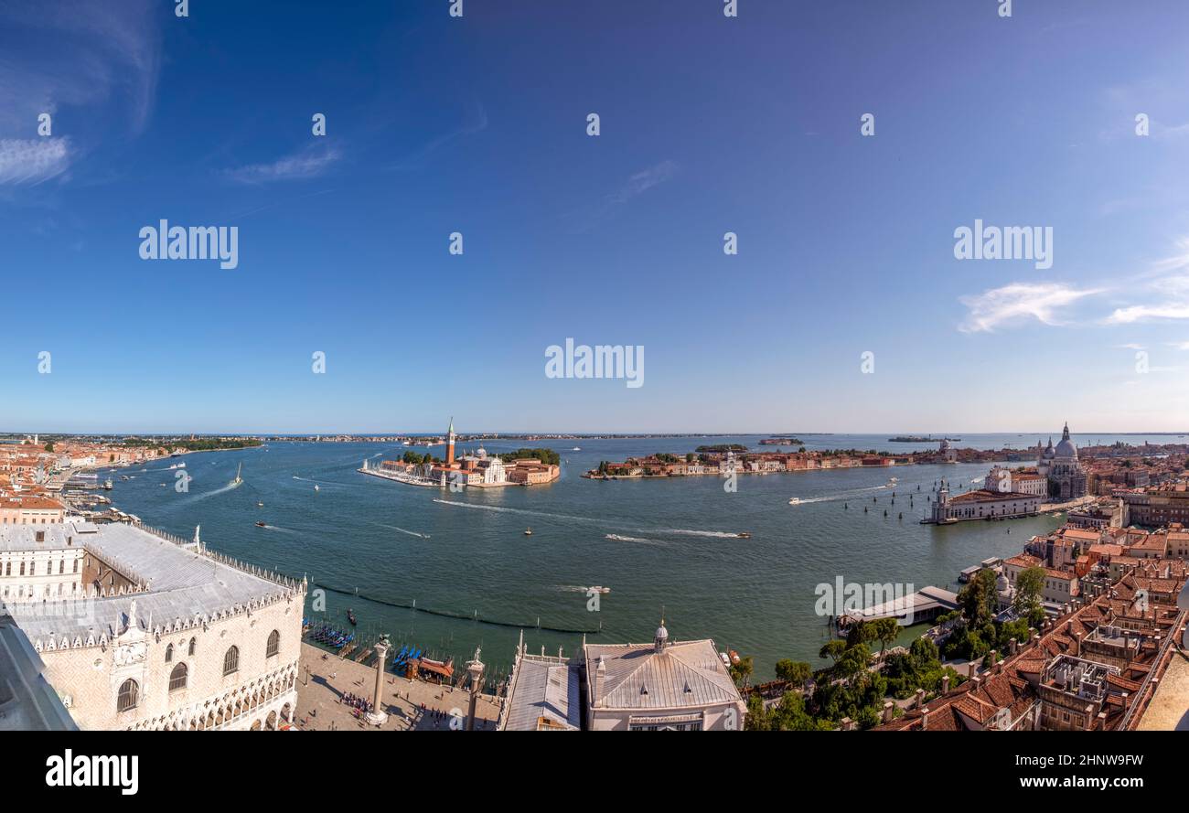 Vue panoramique sur le toit de la cathédrale saint-marc et les gratte-ciel de Venise, Italie Banque D'Images