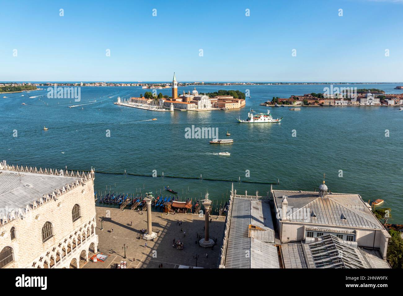Vue panoramique sur la place Saint-Marc et l'île de San Giorgio Maggiore lors d'une journée ensoleillée à Venise, Italie Banque D'Images