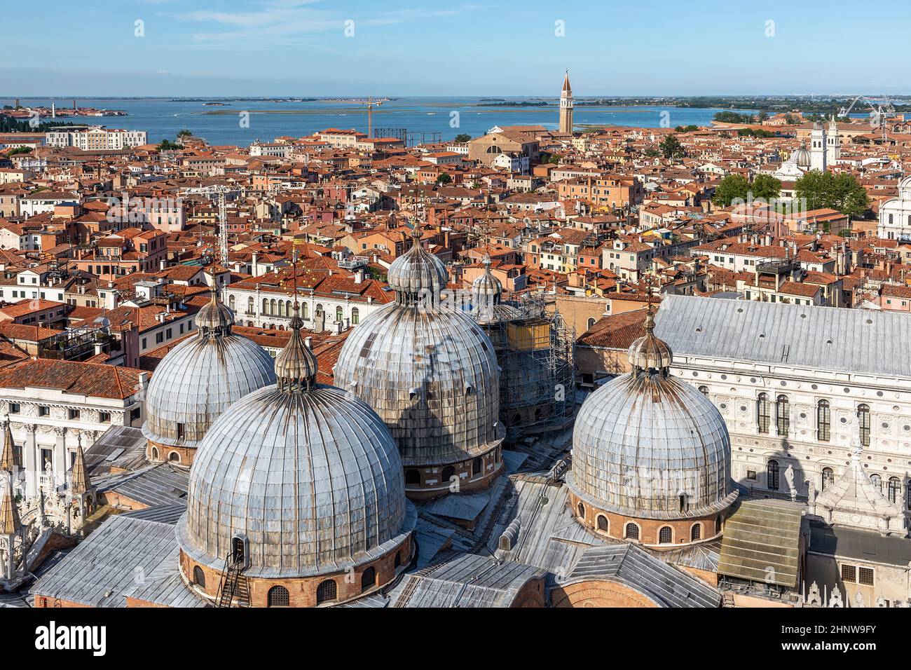 Vue panoramique sur le toit de la cathédrale saint-marc et les gratte-ciel de Venise, Italie Banque D'Images