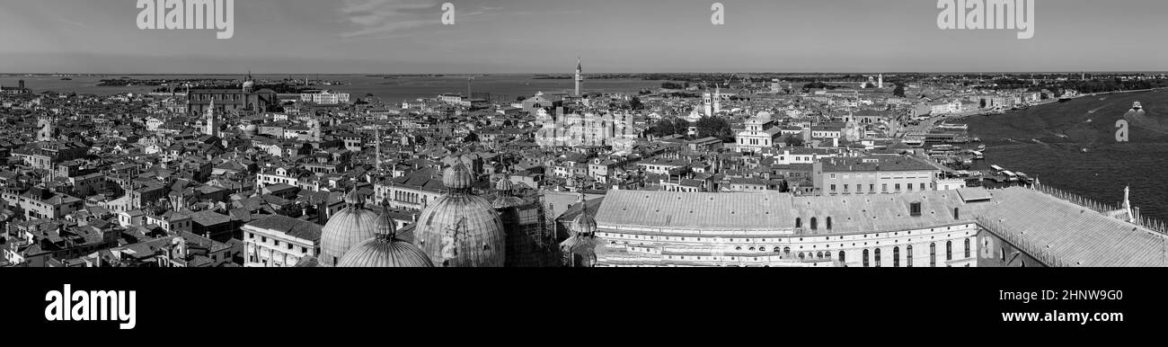 Vue panoramique sur le toit de la cathédrale saint-marc et les gratte-ciel de Venise, Italie Banque D'Images