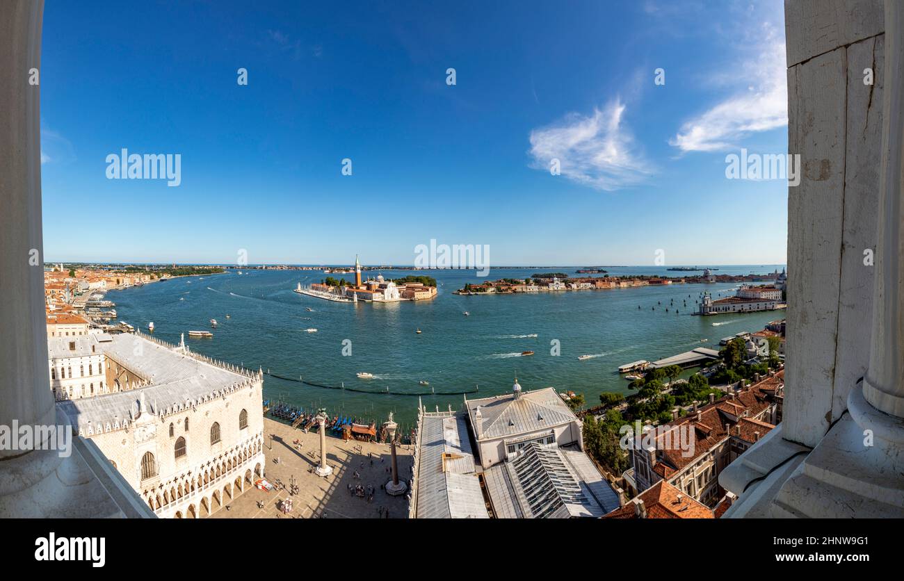 Vue panoramique sur la place Saint-Marc et l'île de San Giorgio Maggiore lors d'une journée ensoleillée à Venise, Italie Banque D'Images