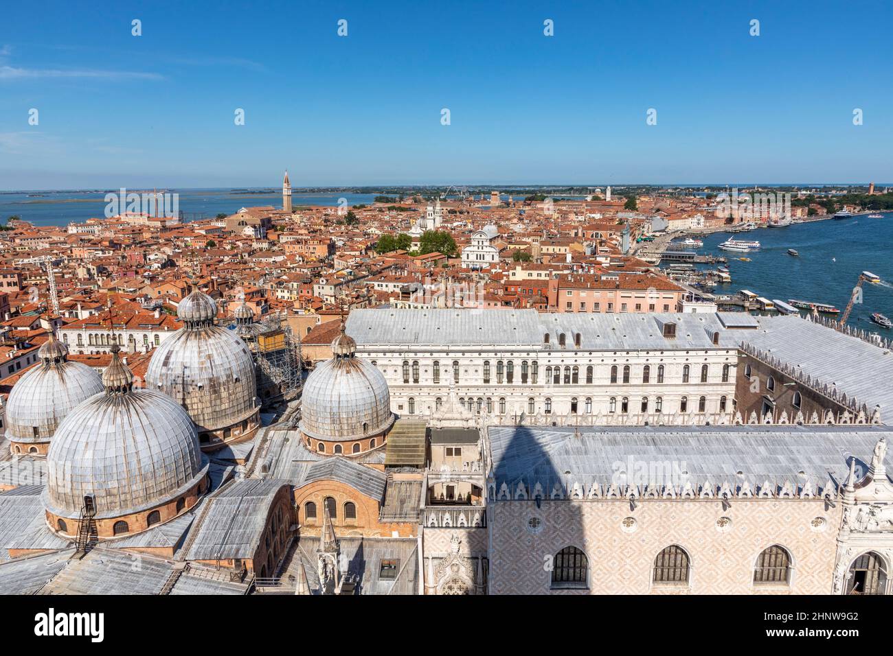 Vue panoramique sur le toit de la cathédrale saint-marc et les gratte-ciel de Venise, Italie Banque D'Images