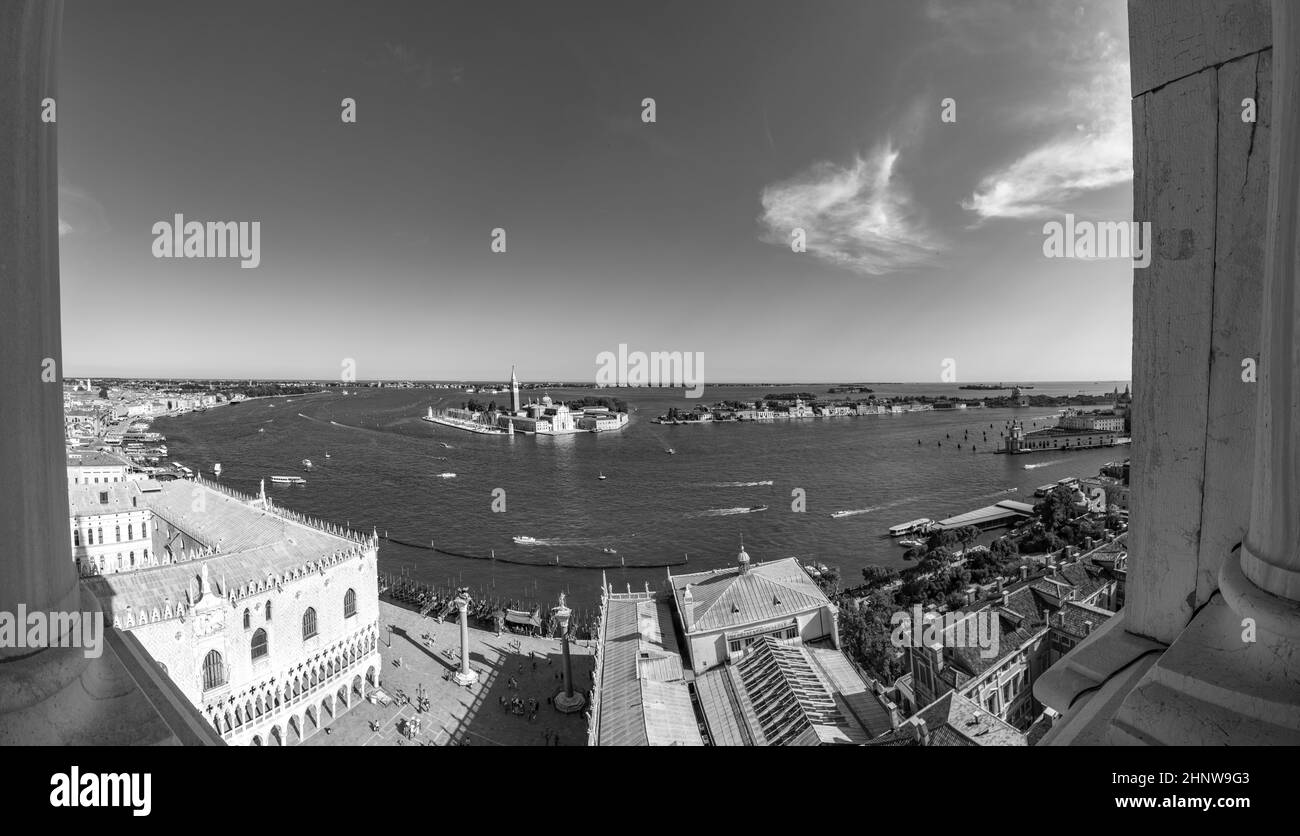 Vue panoramique sur la place Saint-Marc et l'île de San Giorgio Maggiore lors d'une journée ensoleillée à Venise, Italie Banque D'Images