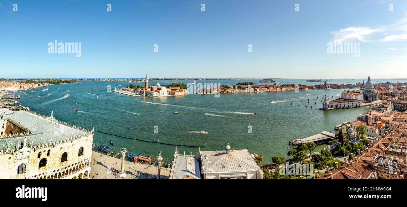 Vue panoramique sur le toit de la cathédrale saint-marc et les gratte-ciel de Venise, Italie Banque D'Images