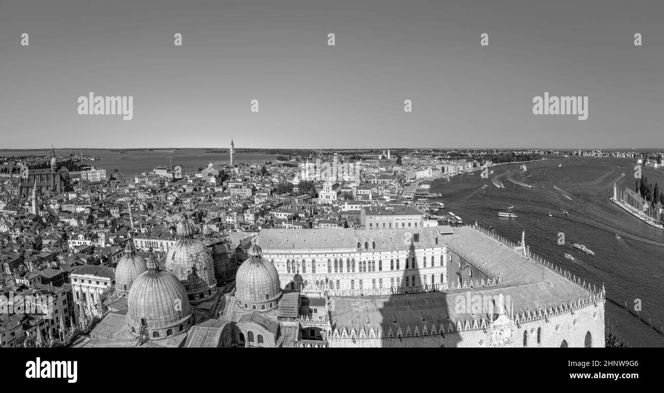 Vue panoramique sur le toit de la cathédrale saint-marc et les gratte-ciel de Venise, Italie Banque D'Images