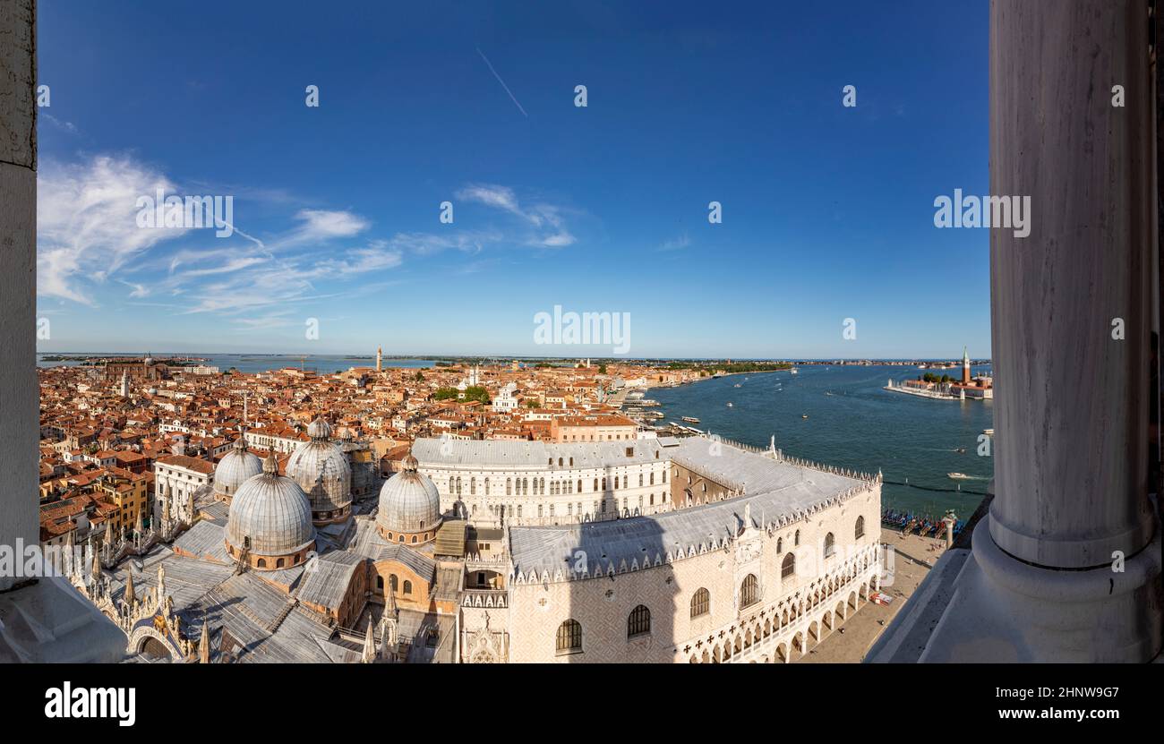 Vue panoramique sur le toit de la cathédrale saint-marc et les gratte-ciel de Venise, Italie Banque D'Images
