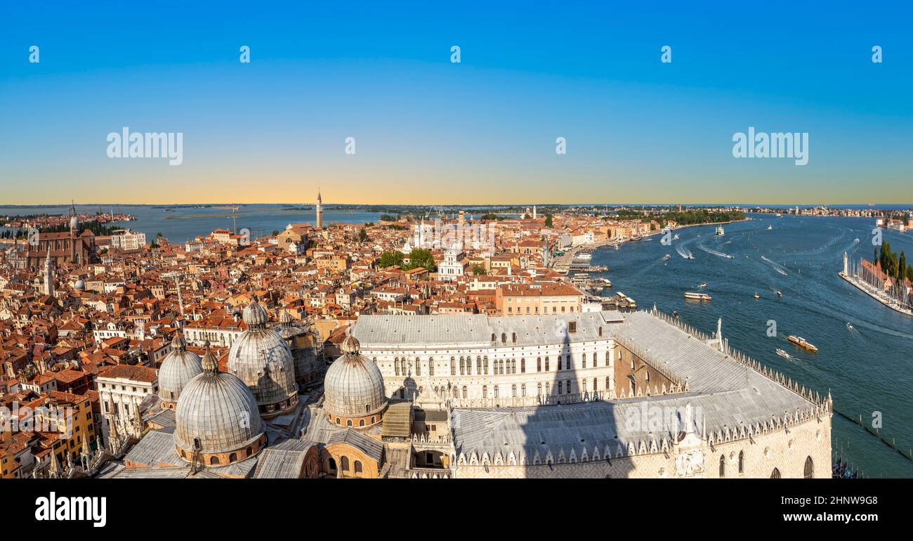 Vue panoramique sur le toit de la cathédrale saint-marc et les gratte-ciel de Venise, Italie Banque D'Images