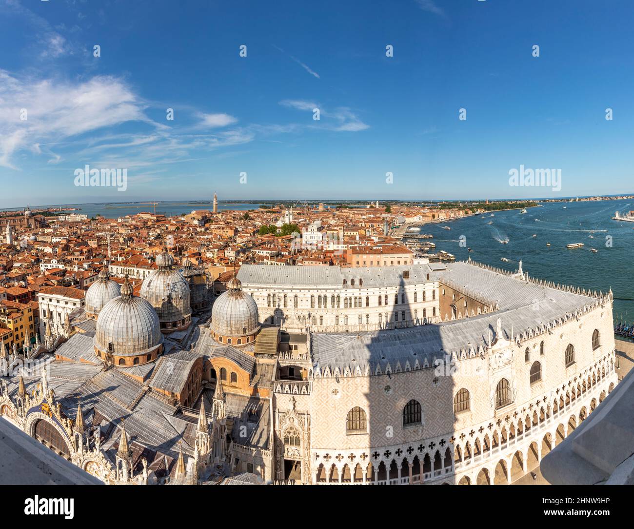 Vue panoramique sur le toit de la cathédrale saint-marc et les gratte-ciel de Venise, Italie Banque D'Images