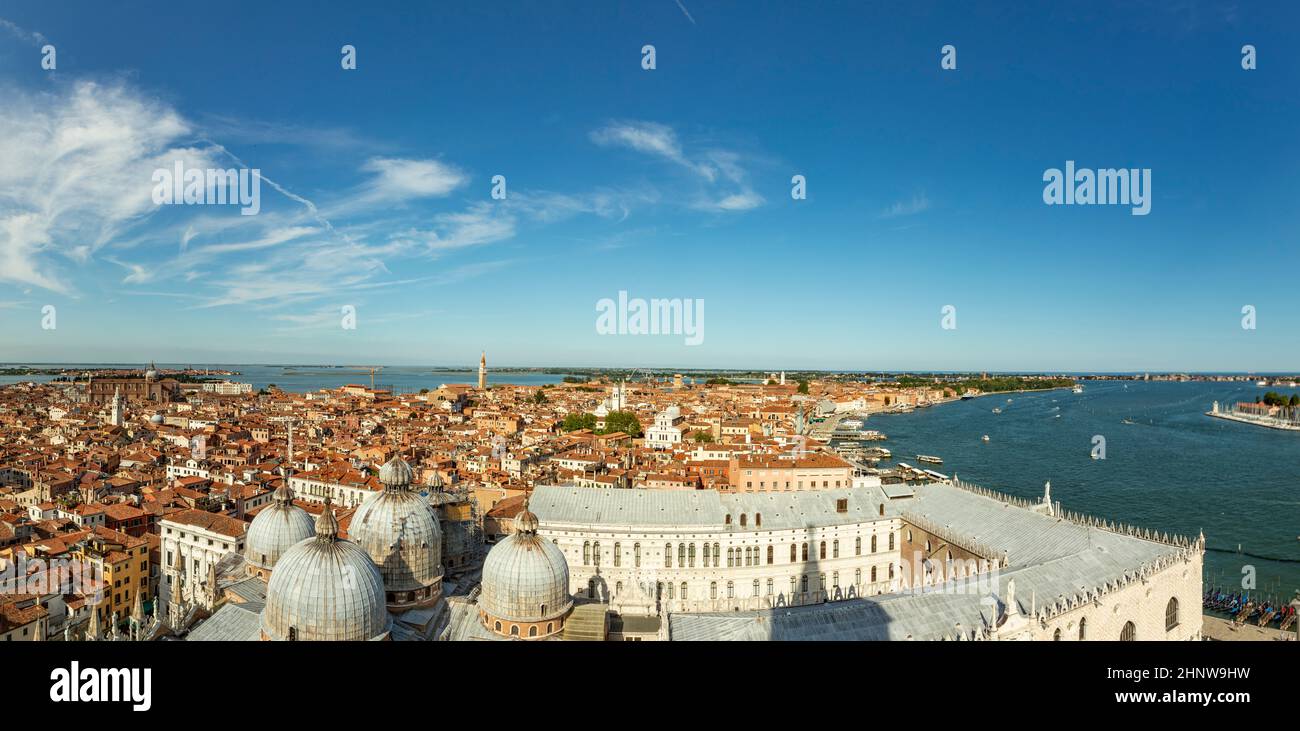 Vue panoramique sur le toit de la cathédrale saint-marc et les gratte-ciel de Venise, Italie Banque D'Images