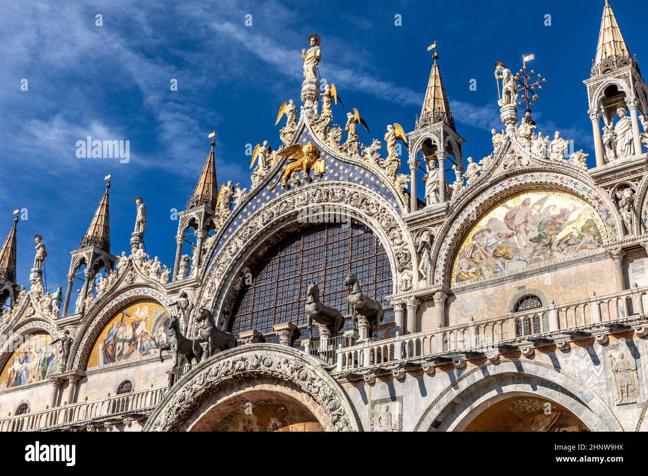 Vieux chevaux vénitiens au sommet de la basilique Saint-Marc à Venise, en Italie Banque D'Images