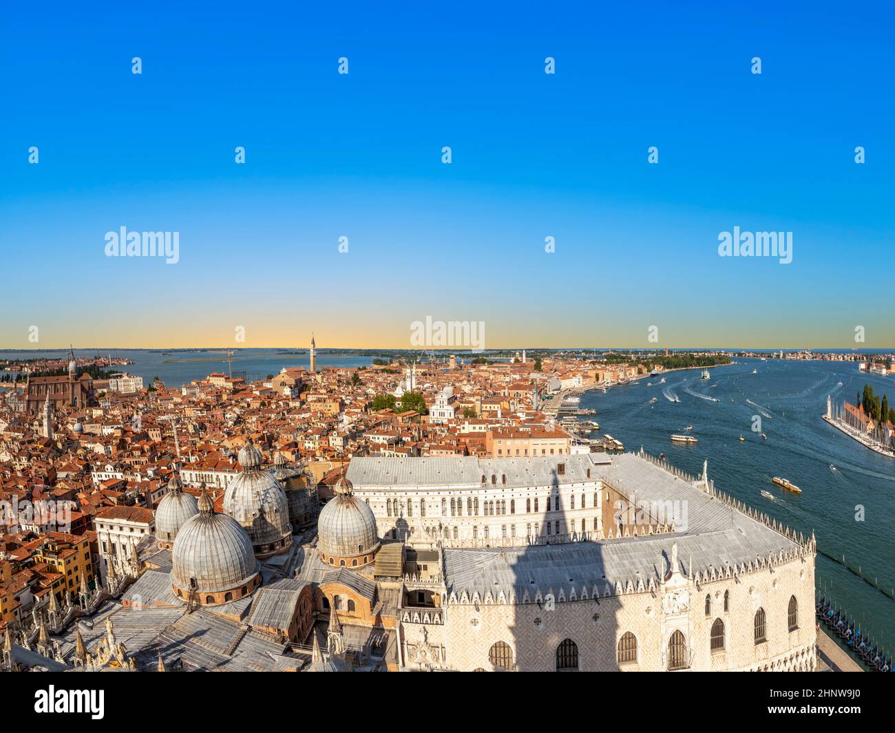 Vue panoramique sur le toit de la cathédrale saint-marc et les gratte-ciel de Venise, Italie Banque D'Images