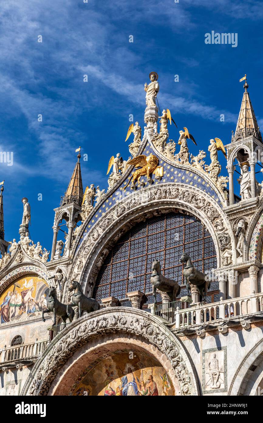 Vieux chevaux vénitiens au sommet de la basilique Saint-Marc à Venise, en Italie Banque D'Images
