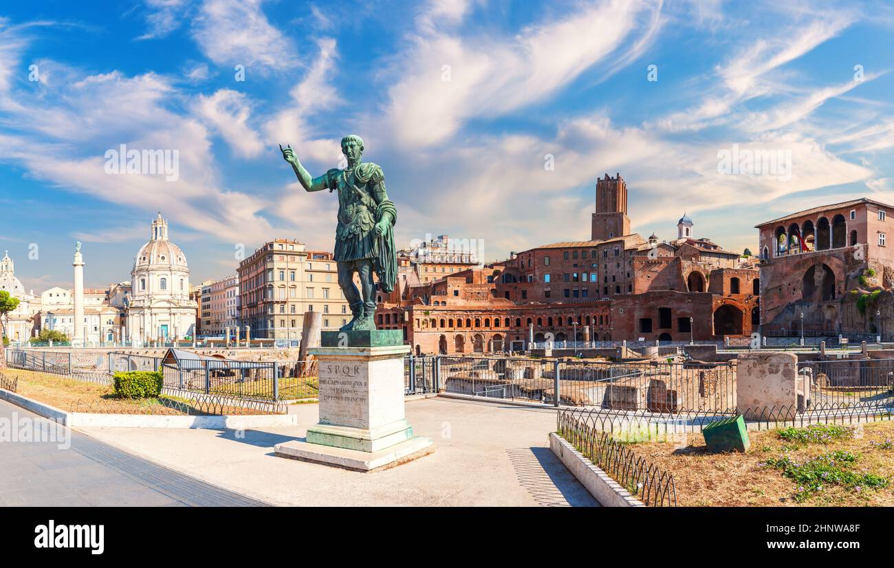 La statue de César près du marché de Trajan, Rome, Italie. Banque D'Images