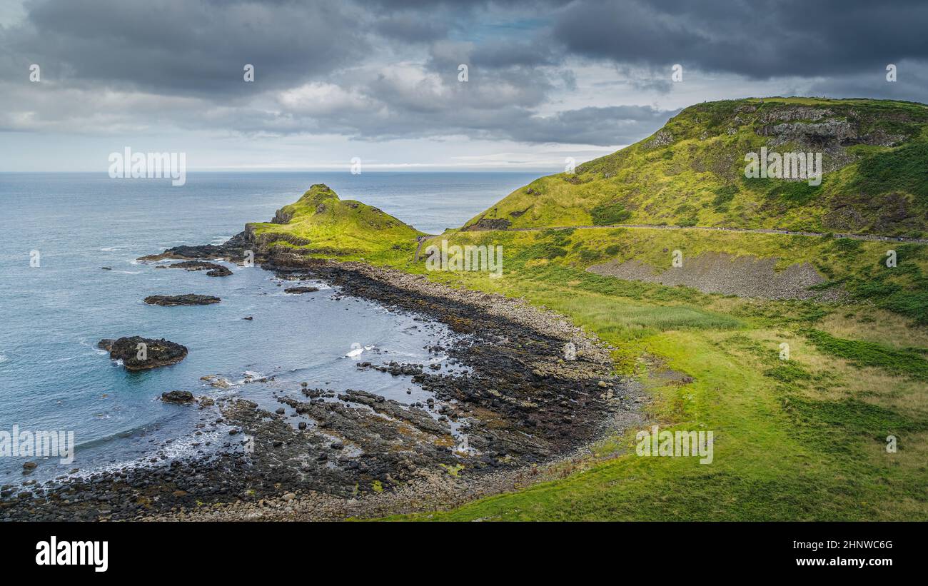 La chaussée des géants vue du sommet de la falaise, qui fait partie de la voie de l'Atlantique sauvage et classée au patrimoine mondial de l'UNESCO, située en Irlande du Nord Banque D'Images