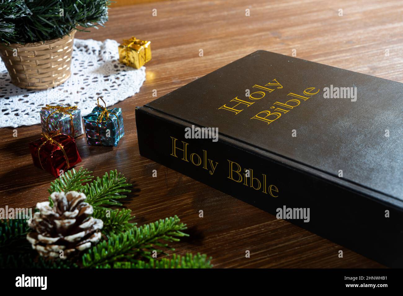 Le livre de la bible sur une table à l'heure de Noël Banque D'Images