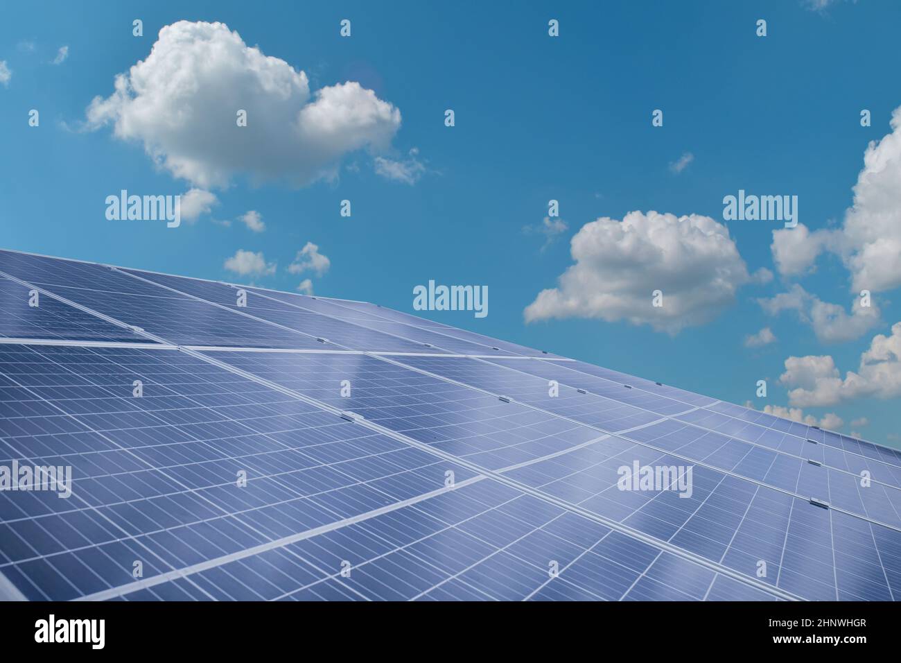 Panneaux du module solaire sur fond bleu ciel. Concept des ressources énergétiques environnementales. Banque D'Images