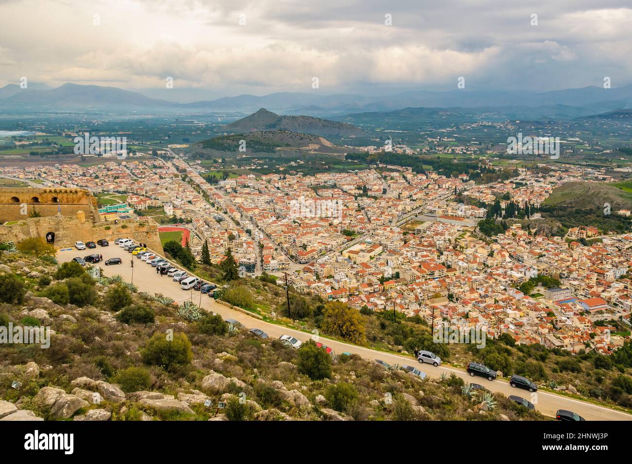 Vue aérienne sur le paysage urbain depuis le fort de palamidi de la ville de nafplion, péloponnèse, grèce Banque D'Images