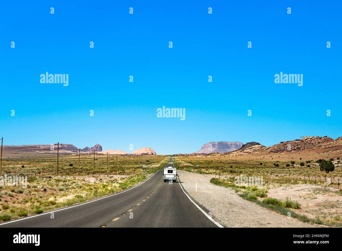 les gens voyagent avec caravane à la vallée de la moument sous le ciel bleu Banque D'Images