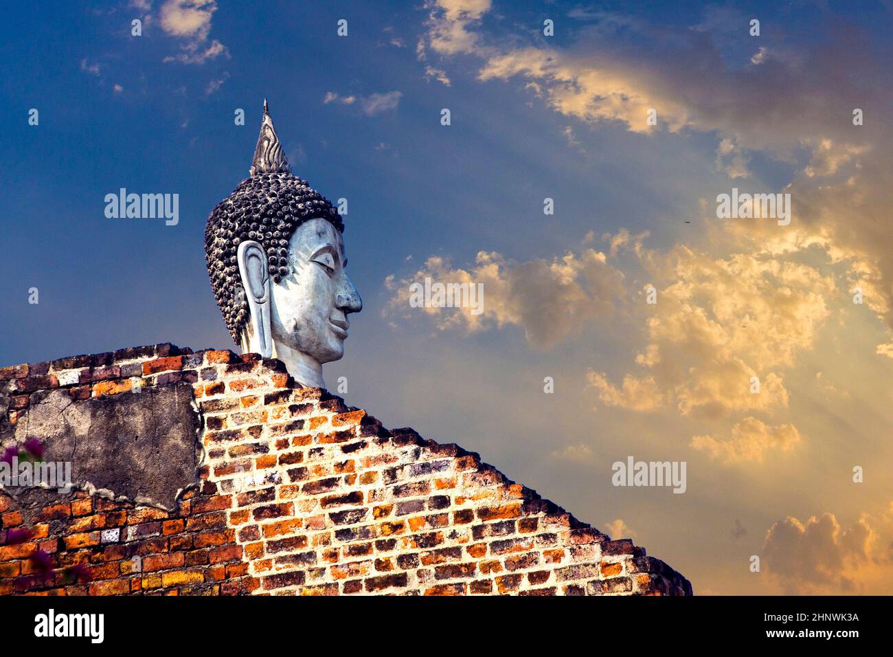 Bouddha tête au temple de Wat Yai Chai Mongkol à Ayutthaya Banque D'Images