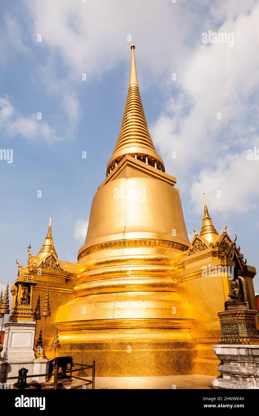 Célèbre temple Phra Sri Rattana Chedi recouvert d'or métallisé dans le Grand Palais intérieur Banque D'Images