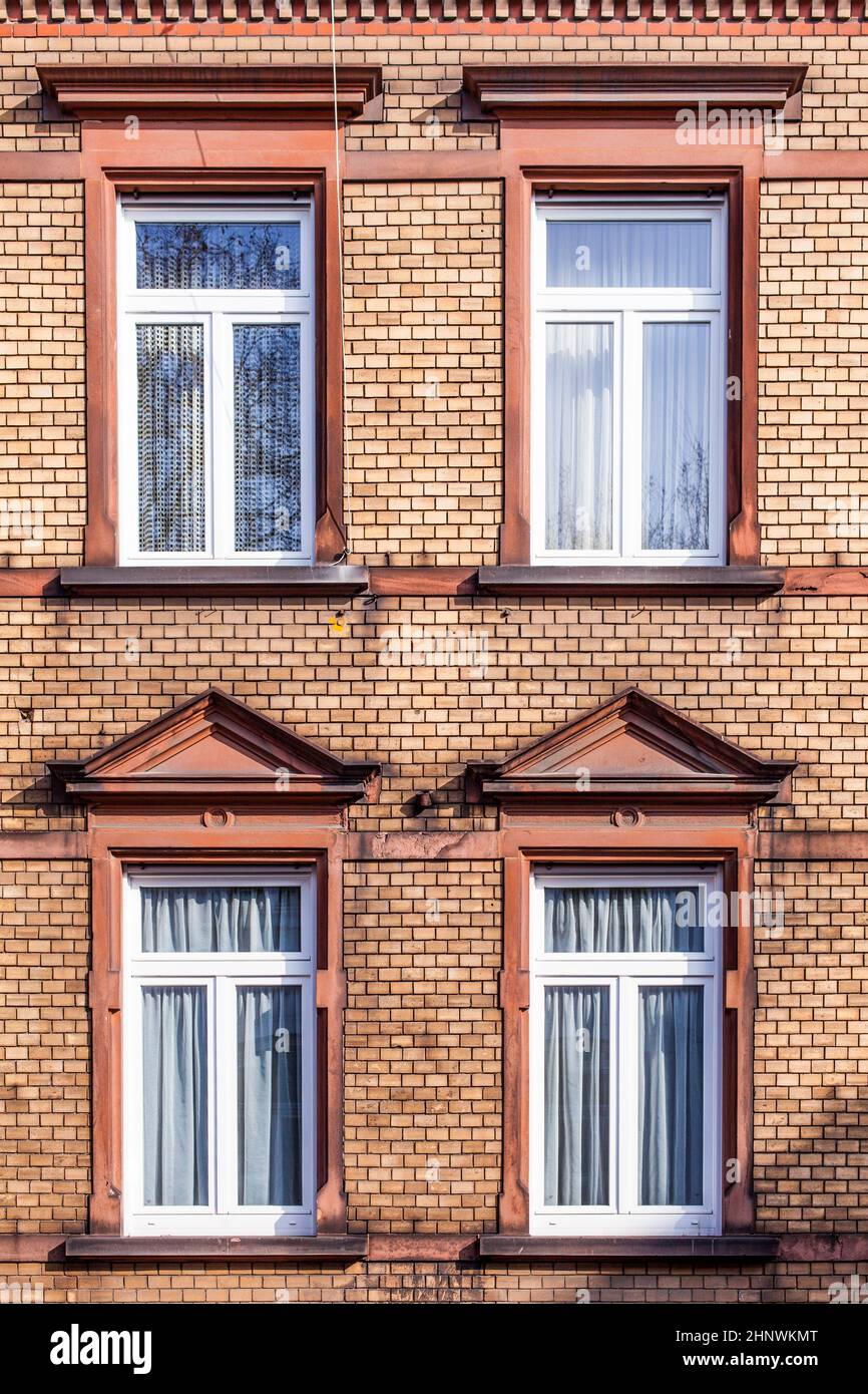 façade de maison classique avec mur de briques et fenêtres modernes Banque D'Images