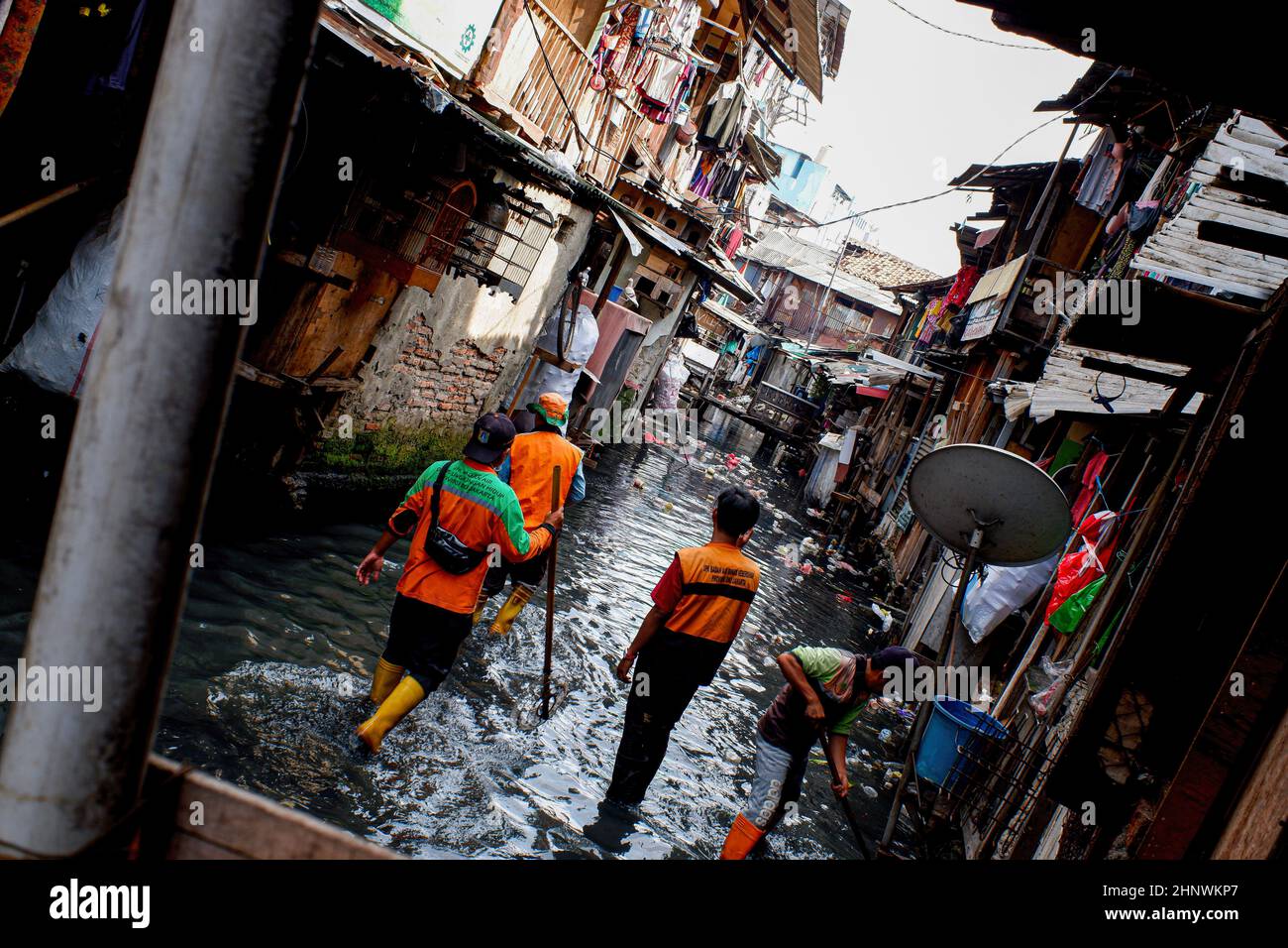 Jakarta, Indonésie. 17th févr. 2022. Les responsables des infrastructures et de la gestion des installations publiques (PPSU) nettoient la rivière Ciliwung dans la région de Tanah Abang à Jakarta. La croissance rapide de la population à Jakarta a entraîné les pauvres qui vivent dans la ville à vivre dans un endroit moins décent parce que l'urbanisation prolifère, Les bidonvilles de Jakarta se développent également. Les zones de taudis du centre de Jakarta sont principalement le fait des berges, qui manquent d'hygiène et d'assainissement. Crédit : SOPA Images Limited/Alamy Live News Banque D'Images