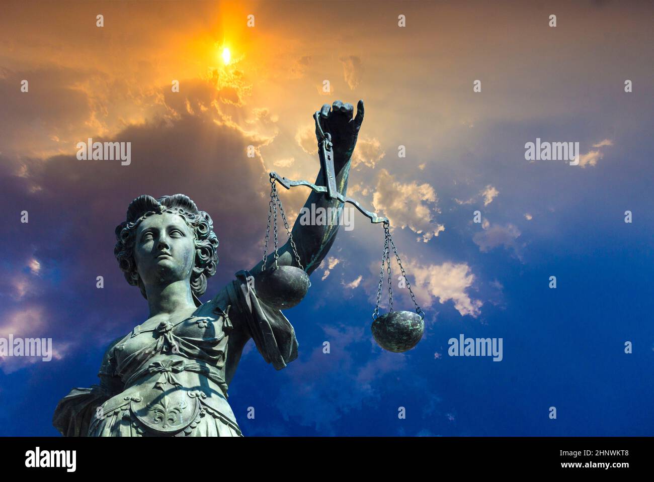 Statue de Dame Justice en face de l'Romer à Francfort - Allemagne Banque D'Images