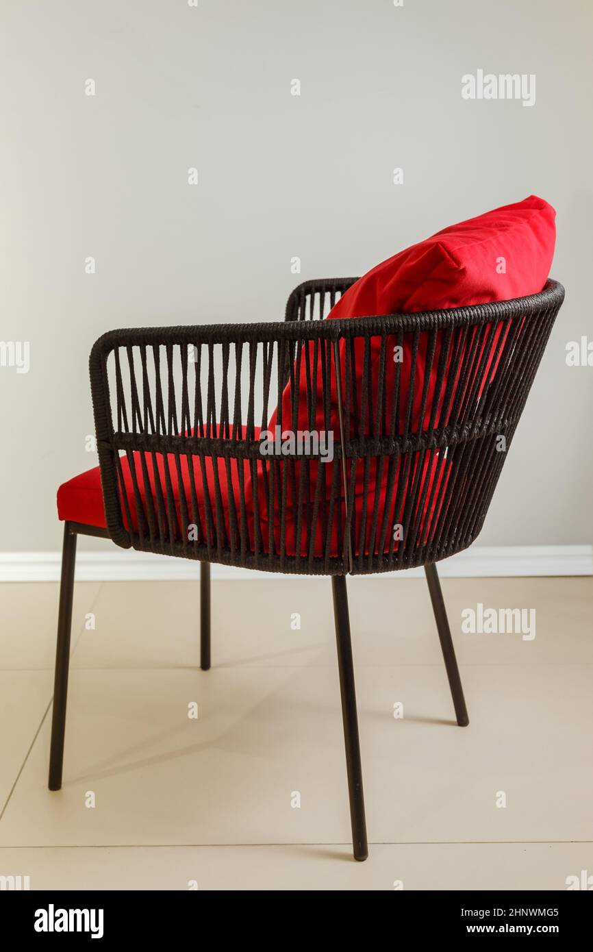 Fauteuil de cuisine contemporain en osier avec tissus d'ameublement en velours. Banque D'Images