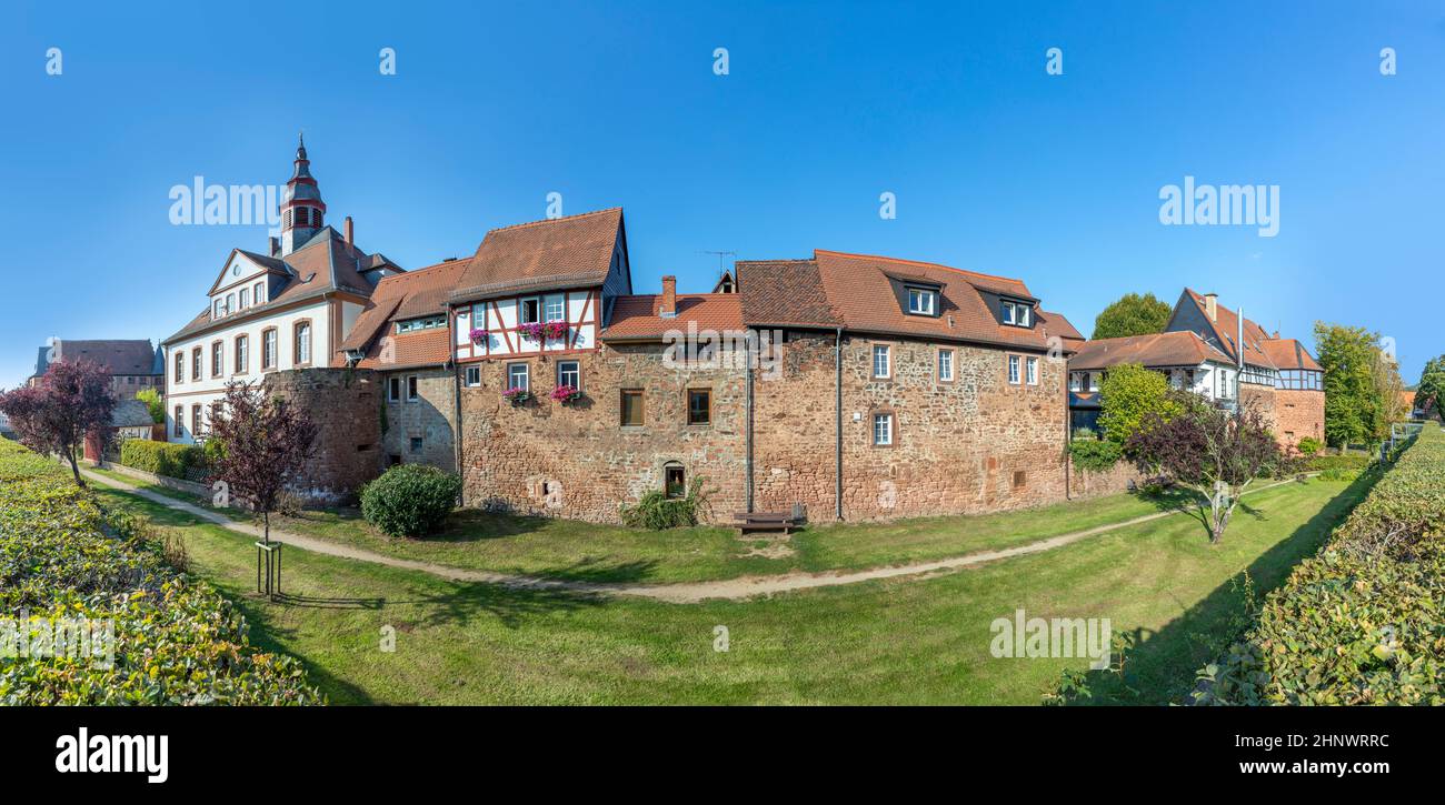 Vue sur le mur historique de la ville avec des maisons à colombages à Budingen, Allemagne Banque D'Images