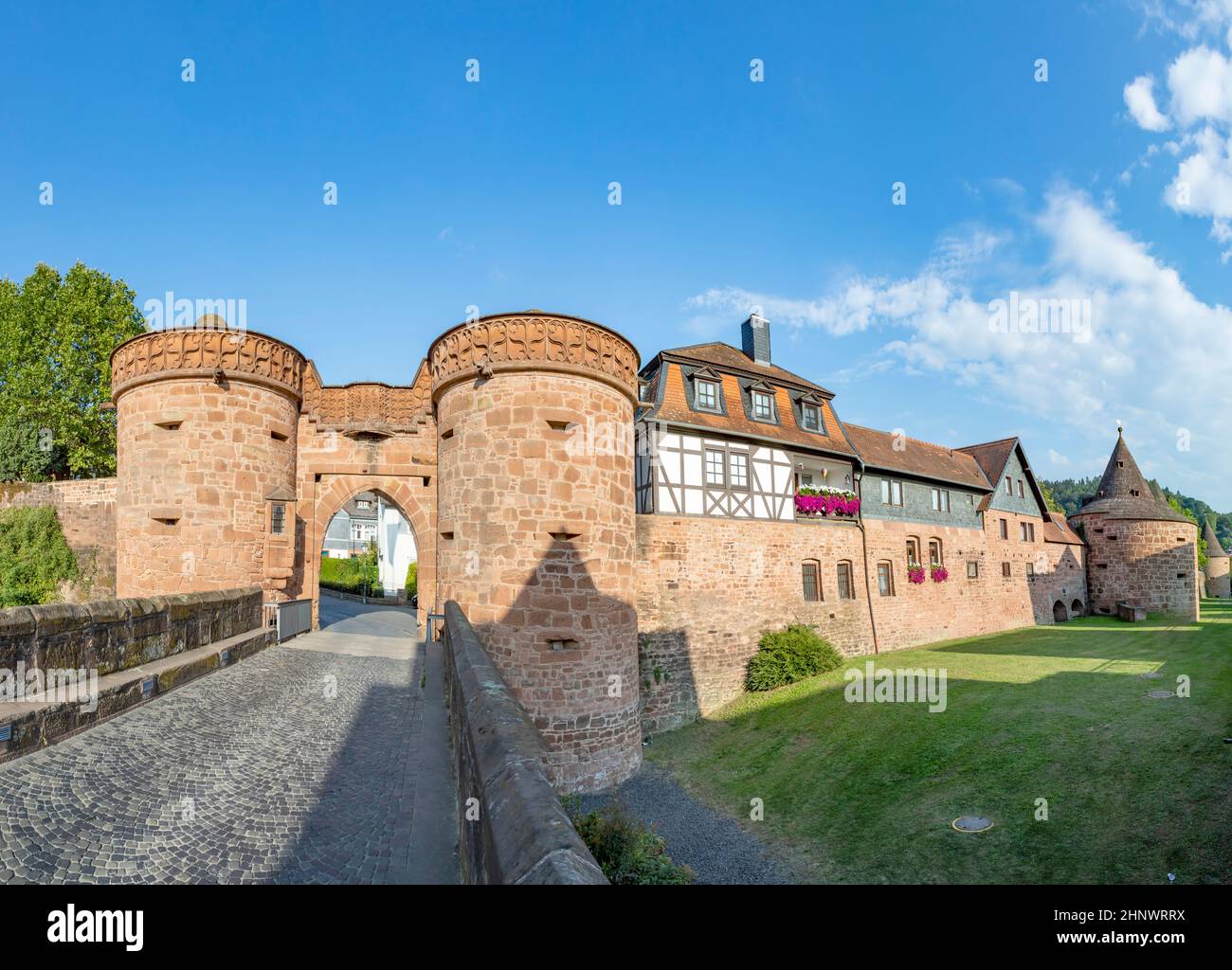 Vue panoramique sur la porte nord de la ville et le mur historique de la ville avec des maisons à colombages à Budingen, en Allemagne Banque D'Images