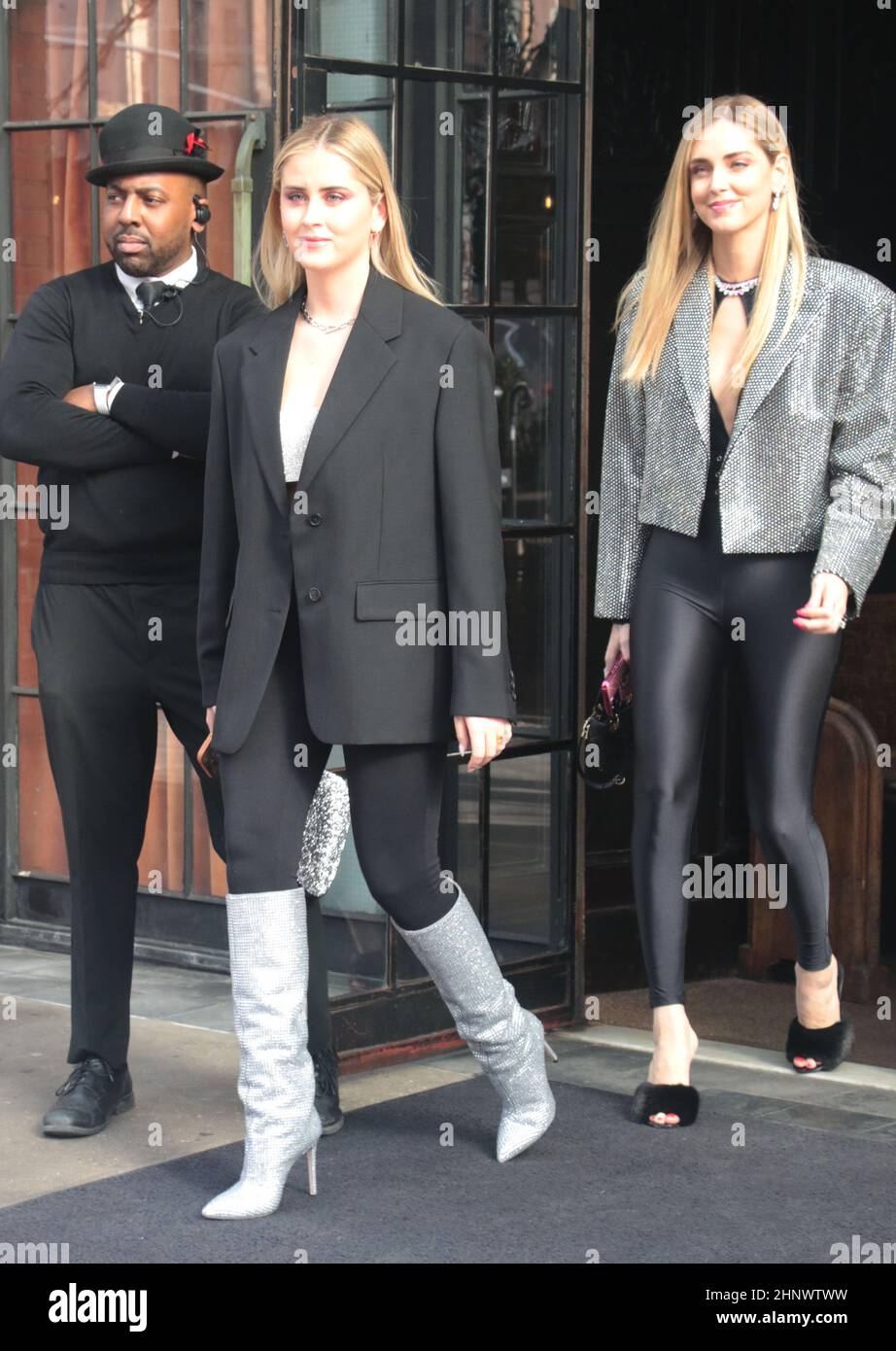 New York, NY, États-Unis. 17th févr. 2022. Valentina Ferragni, Chiara Ferragni vu sur leur chemin à Indochina depuis leur hôtel à New York le 17 février 2022. Crédit : RW/Media Punch/Alamy Live News Banque D'Images