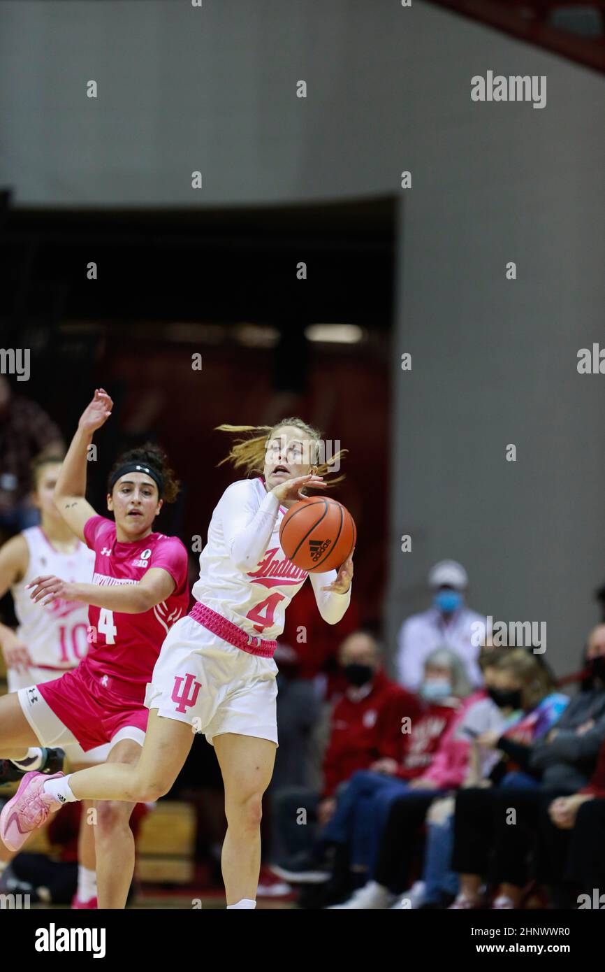 Bloomington, États-Unis. 17th févr. 2022. La garde Indiana Hoosiers Nicole Cardano-Hillary (C) attrape une passe contre la garde Wildcats du Nord-Ouest Jillian Brown (L) lors d'un match de basket-ball féminin NCAA à Bloomington. L'Université de l'Indiana bat le Nord-Ouest 69-58. (Photo de Jeremy Hogan/SOPA Images/Sipa USA) crédit: SIPA USA/Alay Live News Banque D'Images