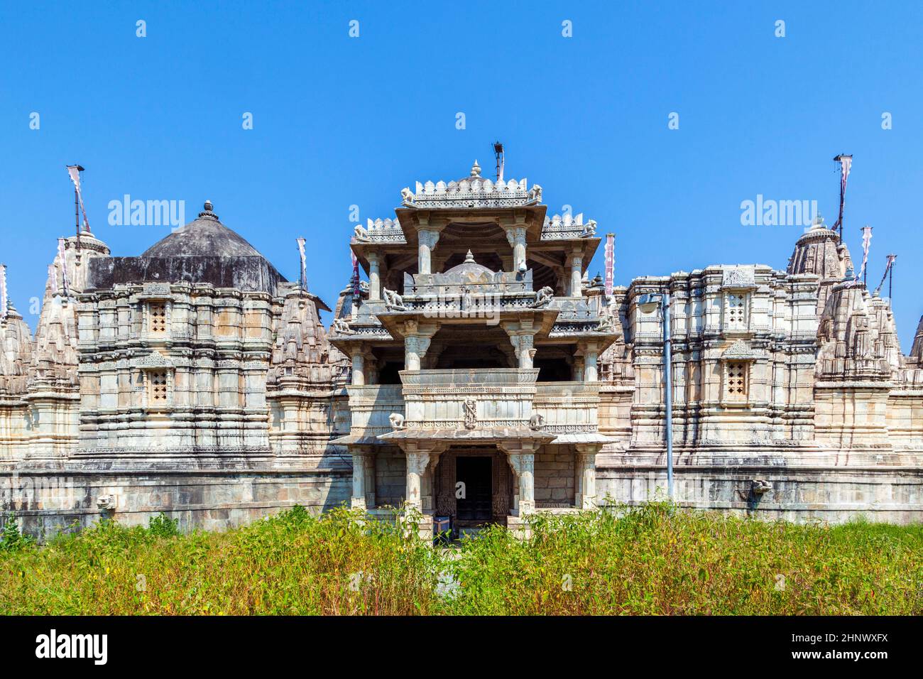 Jain Temple à Ranakpur, Inde sous ciel bleu Banque D'Images