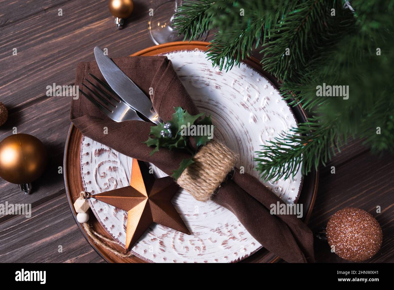 Table festive décorée en hiver.Arrière-plan des fêtes de Noël ou du nouvel an.Ambiance chaleureuse Banque D'Images