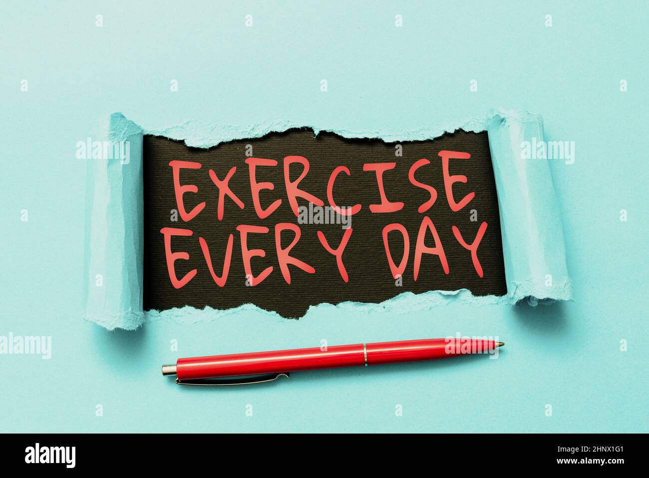 Légende de texte présentant l'exercice chaque jour, Internet concept déplacer le corps énergiquement afin d'obtenir la forme et la déchirure saine sur la feuille révèle l'arrière-plan Banque D'Images